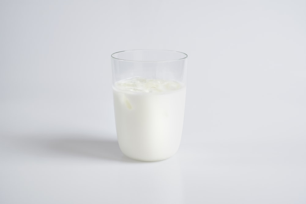 líquido blanco en vaso transparente