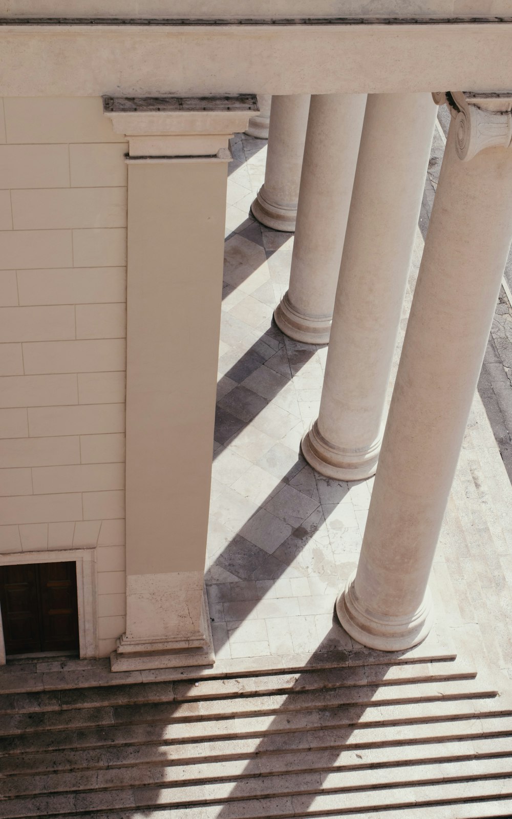 茶色と白のコンクリート柱