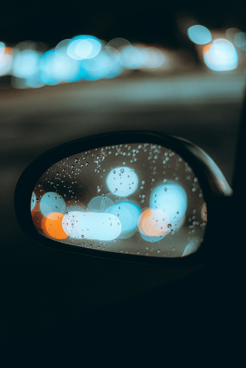 rétroviseur latéral de voiture encadré noir