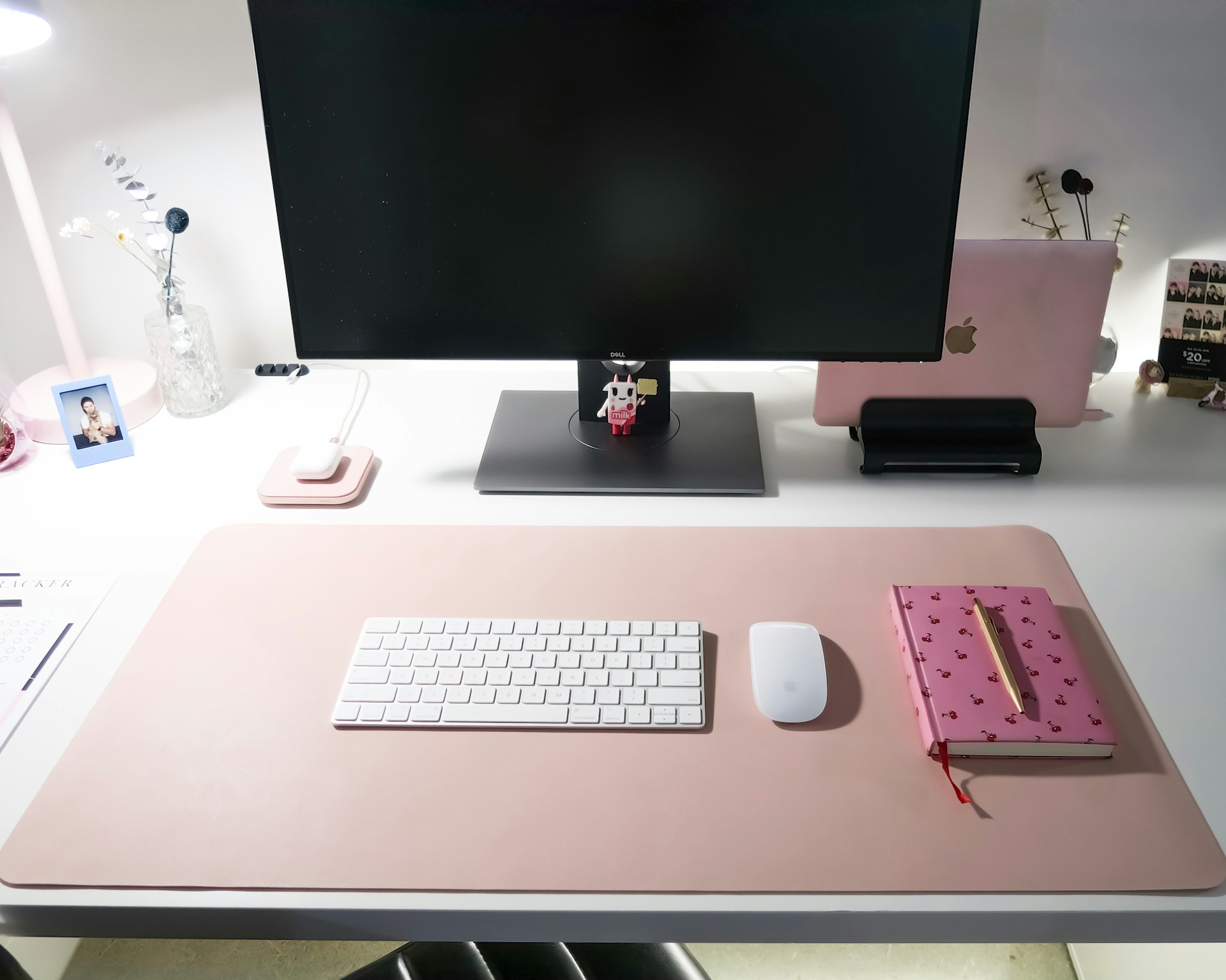 gray computer monitor