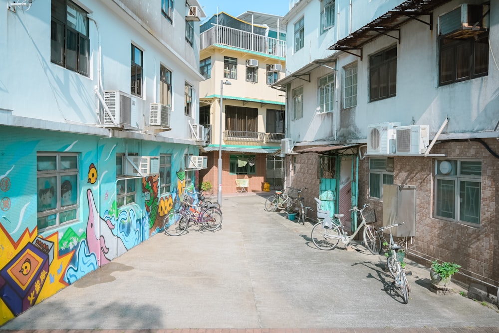 bicicleta estacionada ao lado do edifício pintado de azul e branco