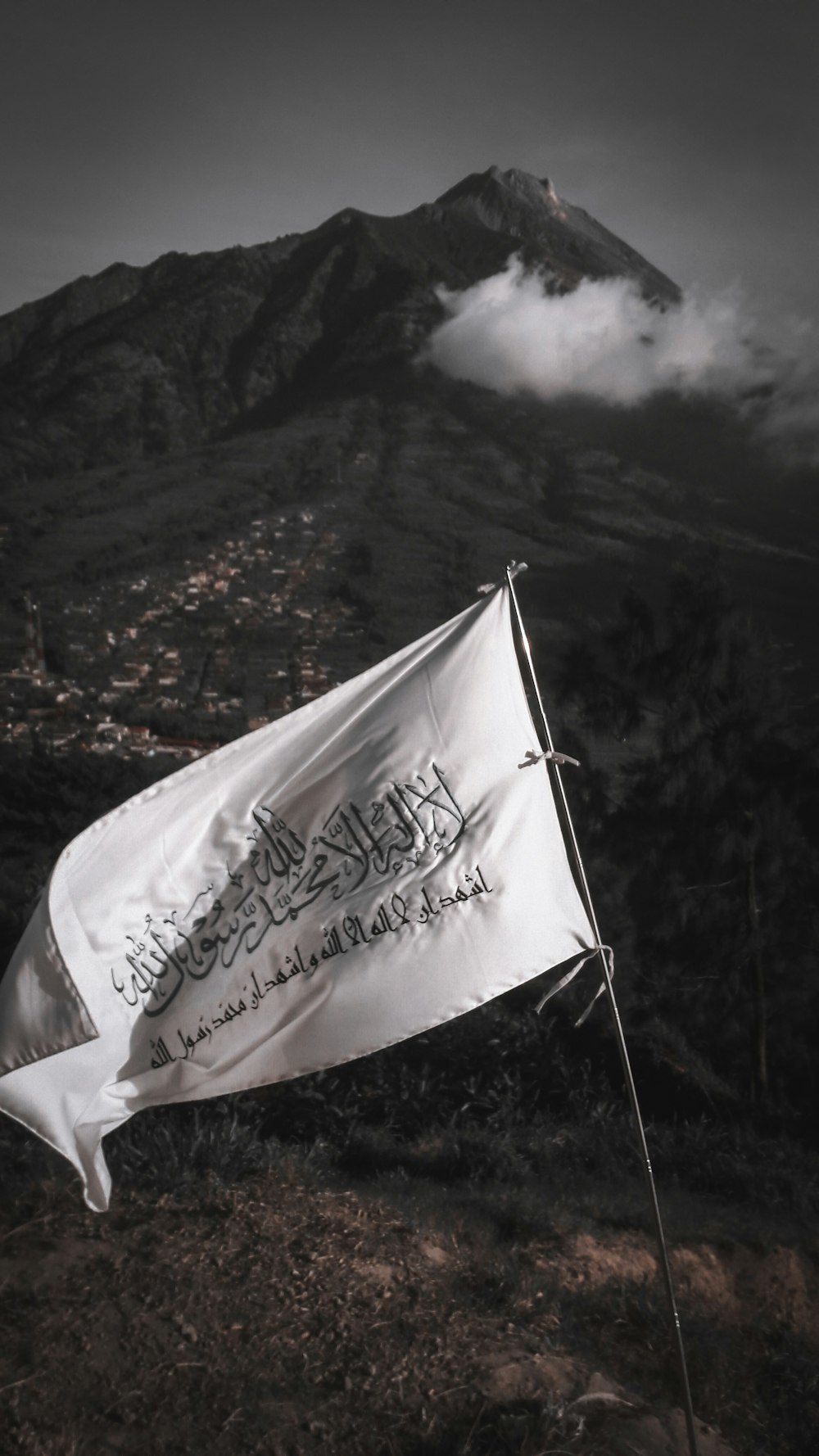 Weiße und blaue Flagge auf dem Berg tagsüber