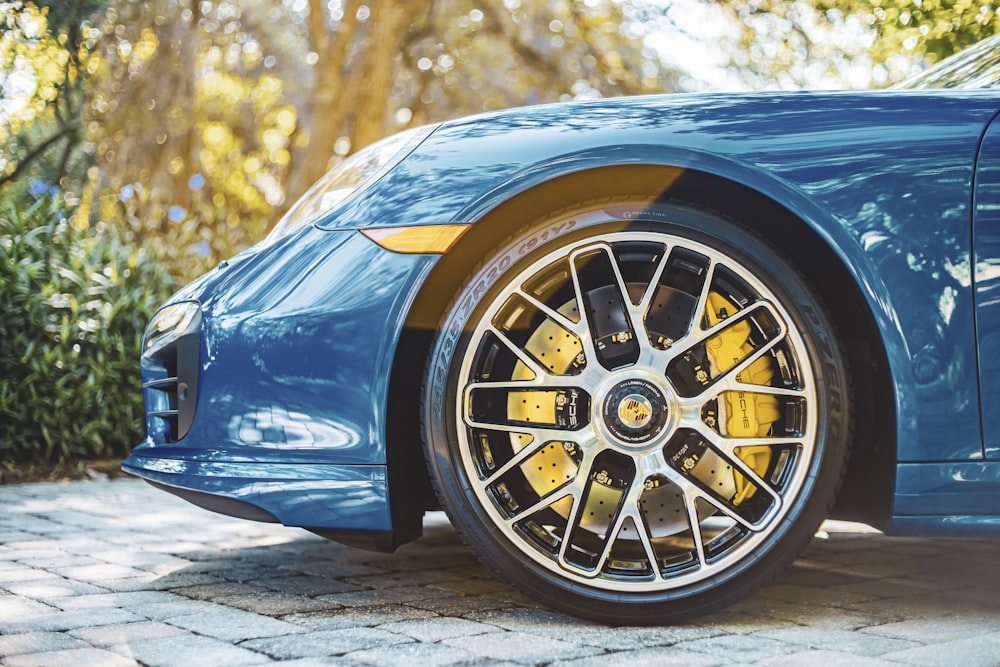 coche azul con rueda amarilla