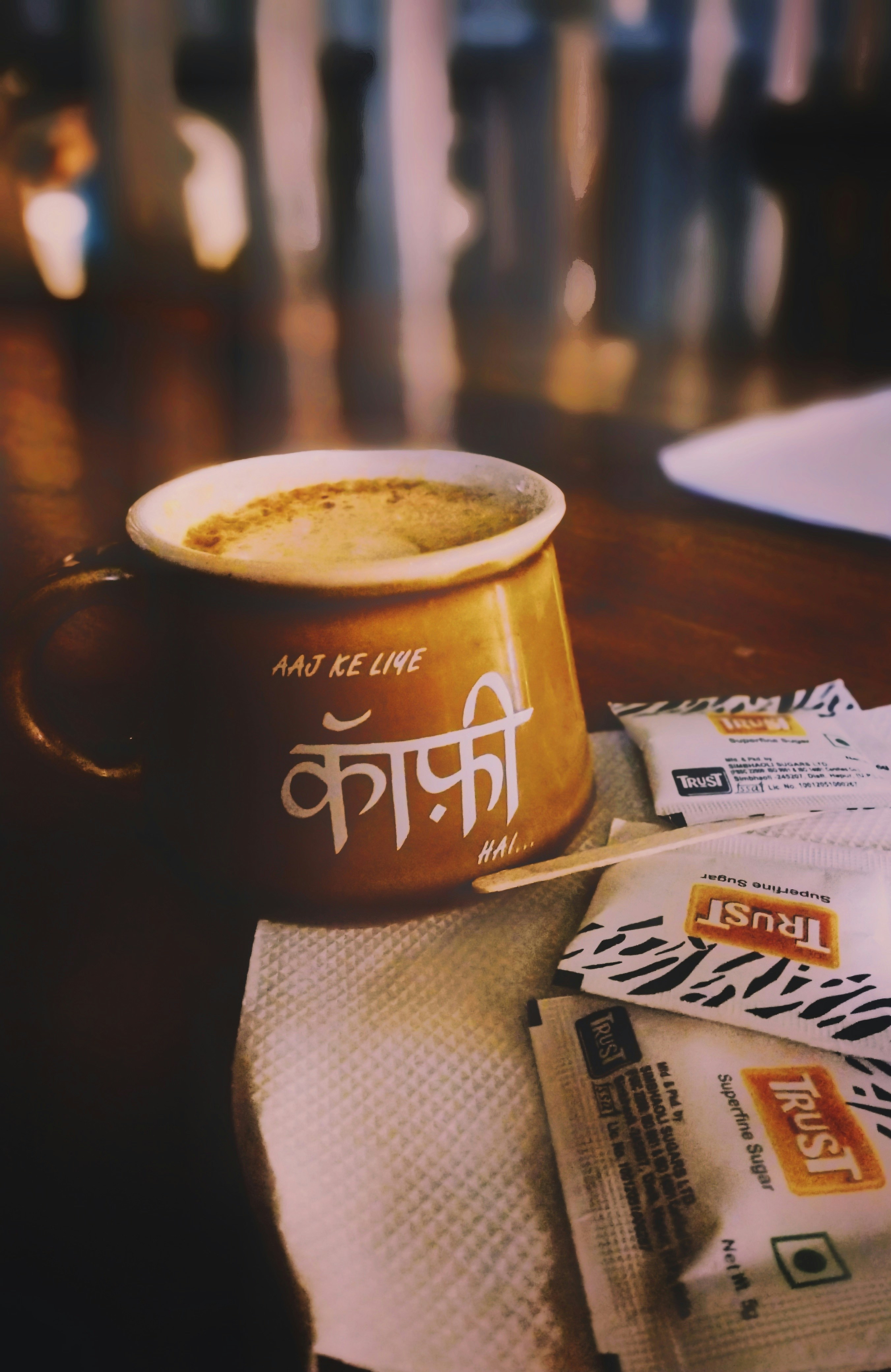 Mug keramik coklat di atas meja kayu coklat