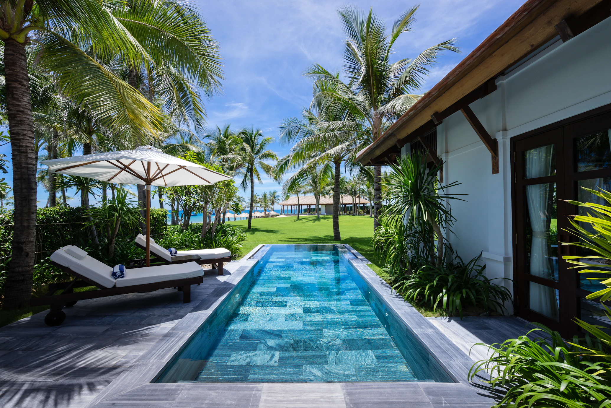 Bassin extérieur et transats d'un hôtel avec piscine