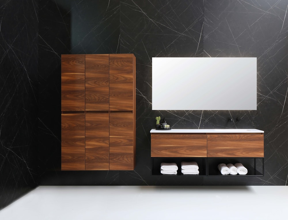 Mueble de madera marrón con espejo