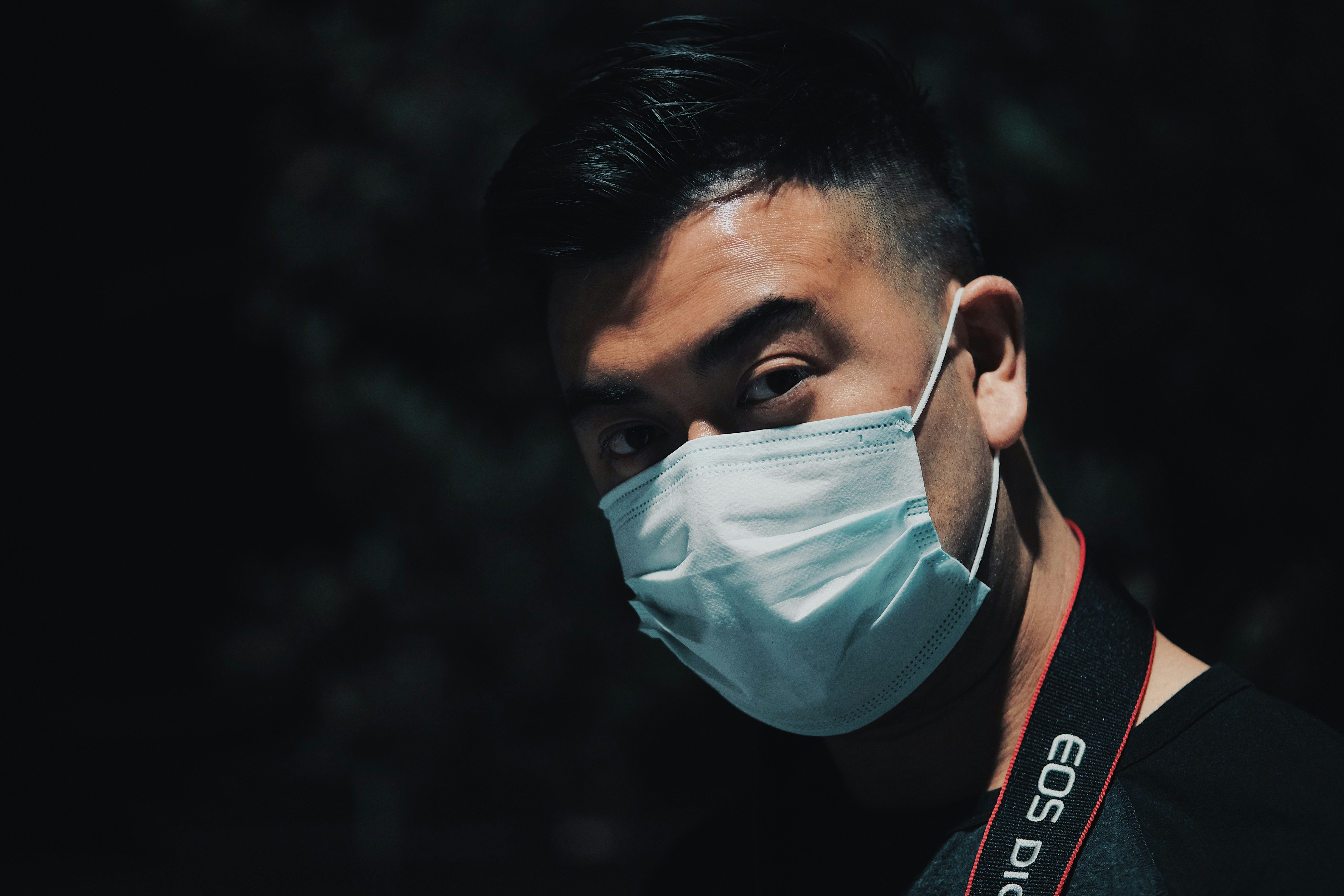 白いフェイスマスクの男