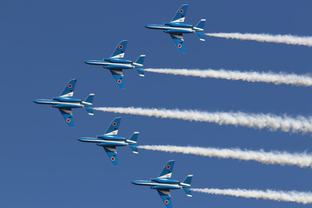 quatre avions à réaction bleus et jaunes