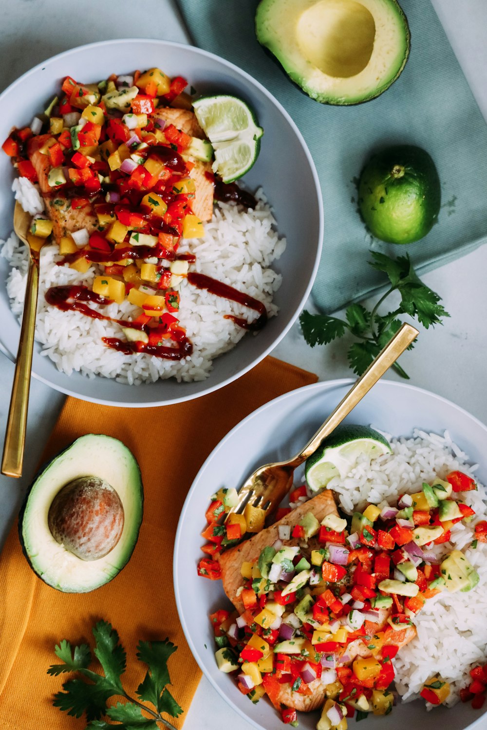 Cuenco de cerámica blanca con comida