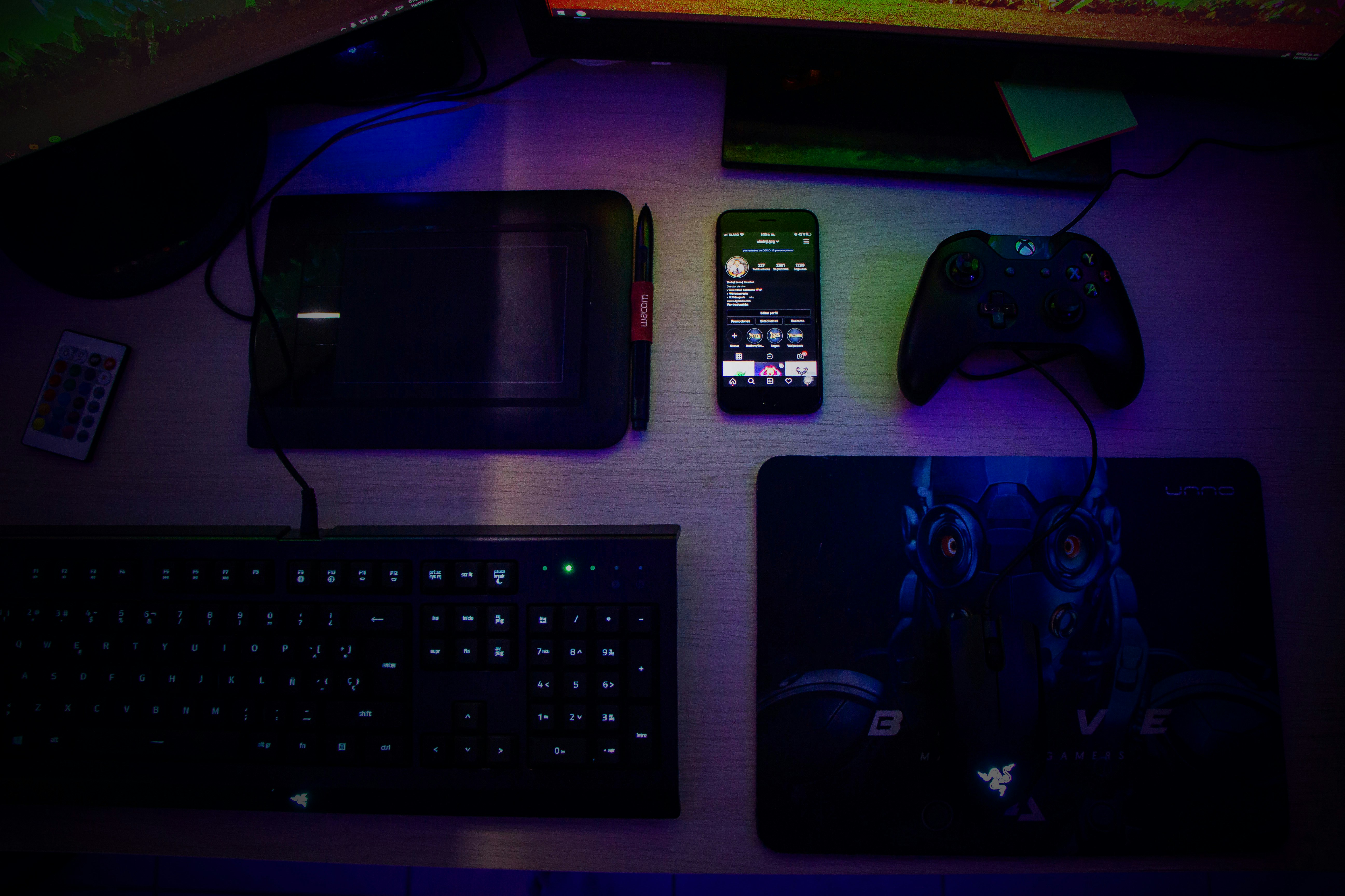 Black keyboard and smartphone