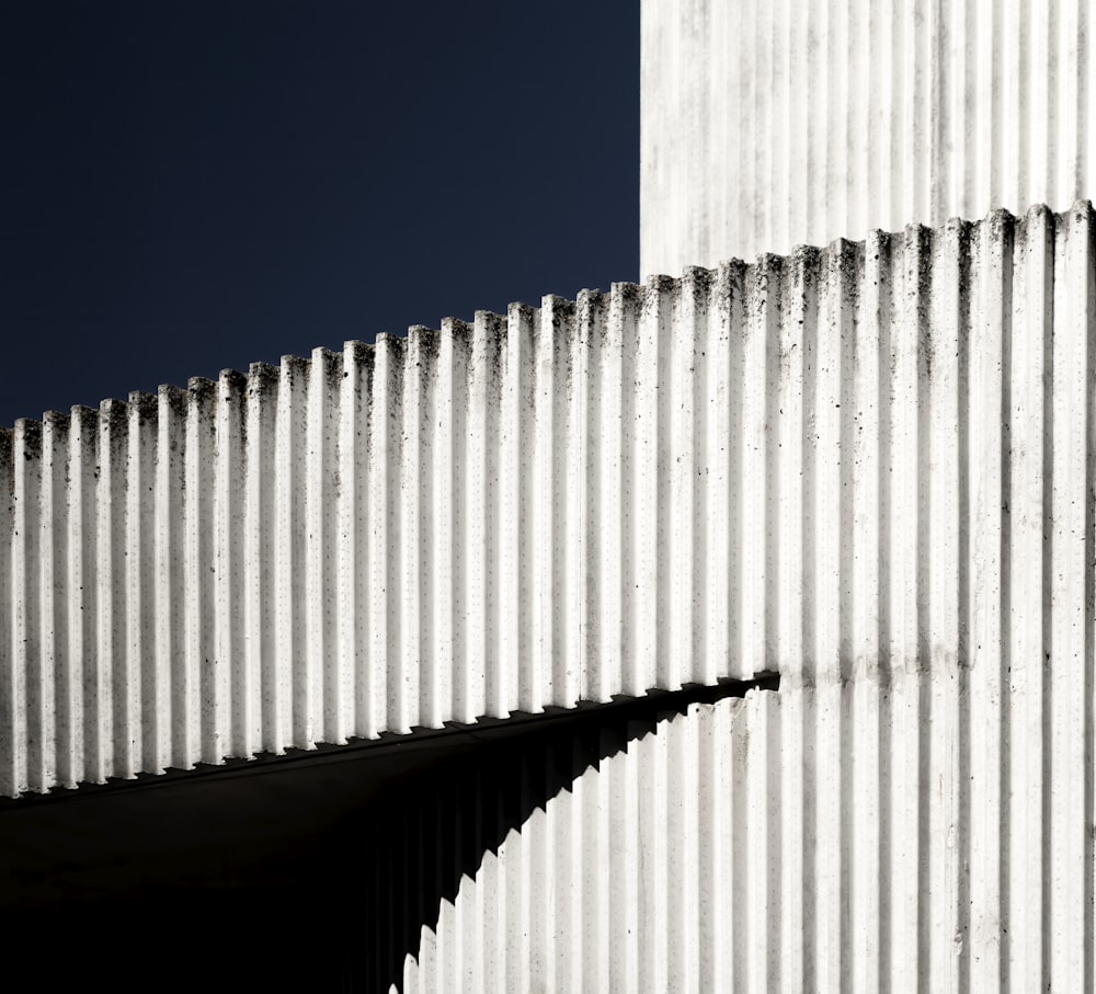 Muro de hormigón blanco bajo el cielo azul durante el día