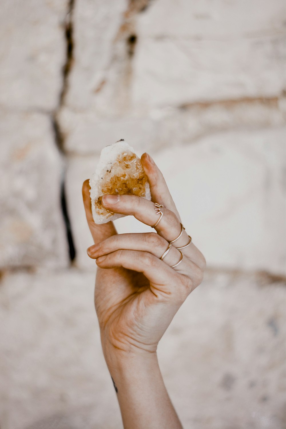 Person, die Brot mit Käse hält