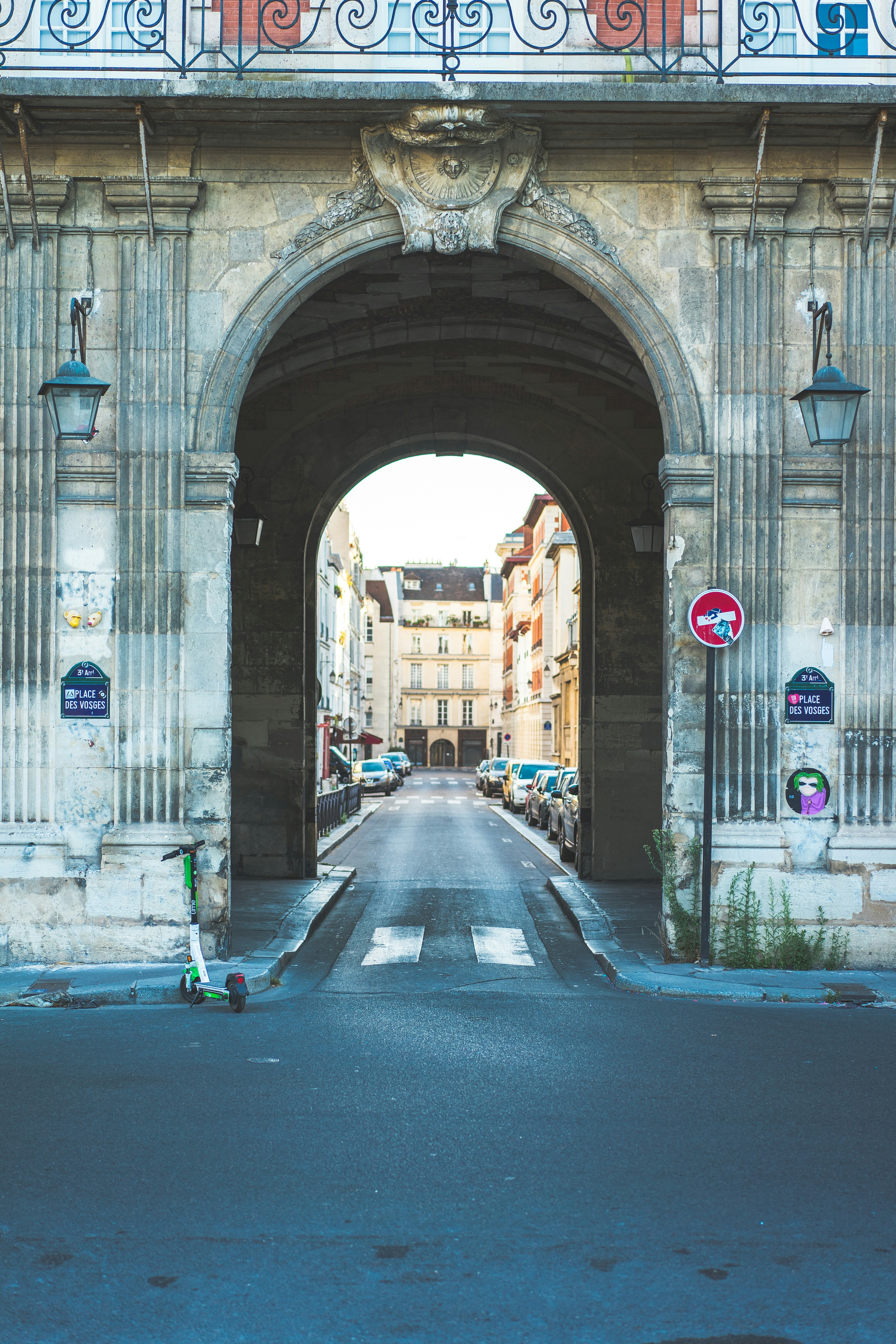 6:59AM - Riding Paris on my Lime scooter 🛴 Place des Vosges: one of the most iconic location of the France capital 🇫🇷