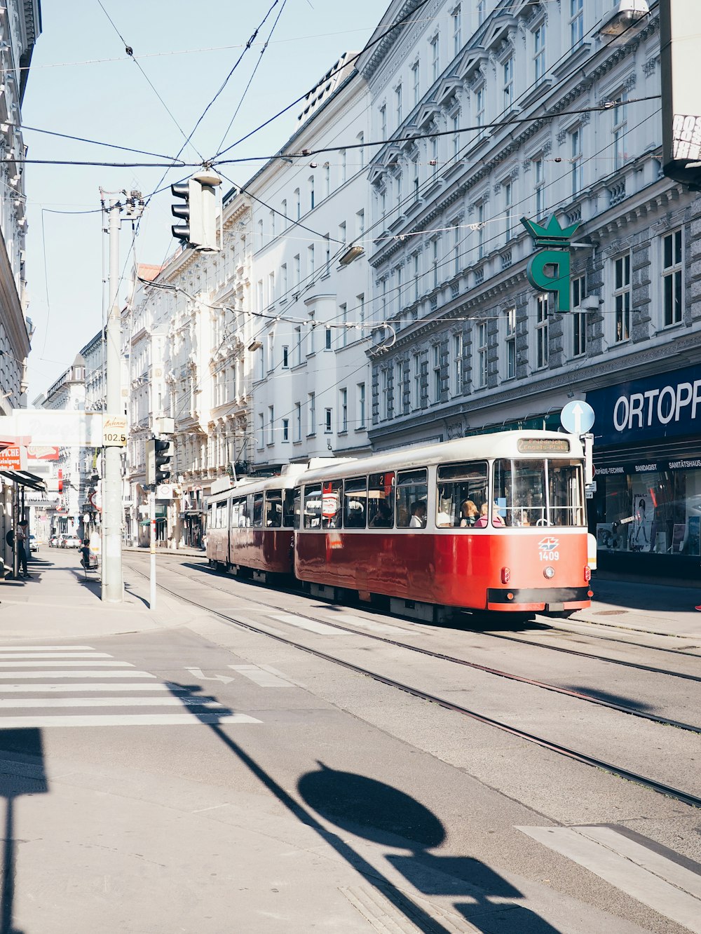 Tramway rouge et blanc sur la route pendant la journée