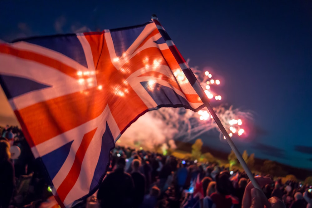 des personnes tenant des drapeaux pendant la nuit