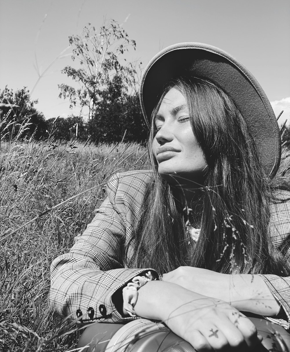 woman in black hat and long sleeve shirt