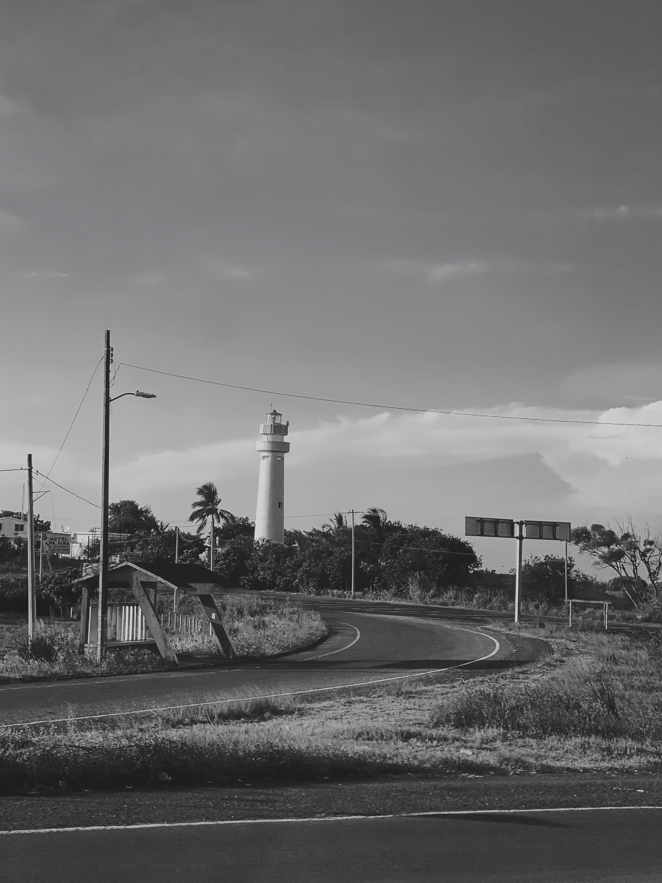 Foto en escala de grises de una carretera