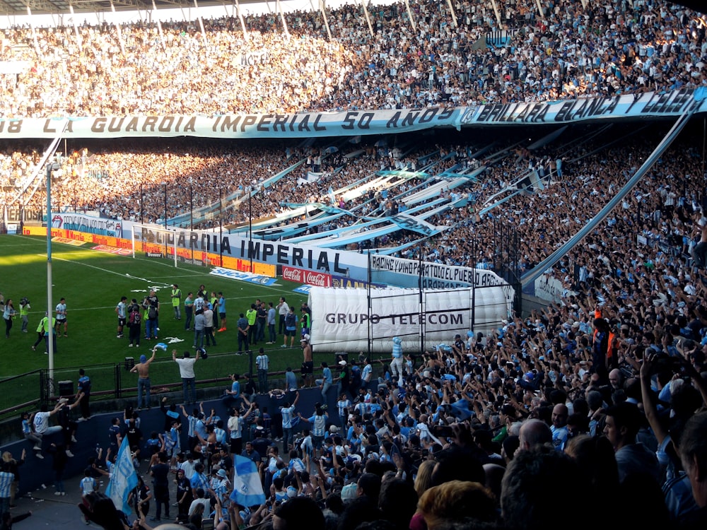 personnes regardant un match de football pendant la journée