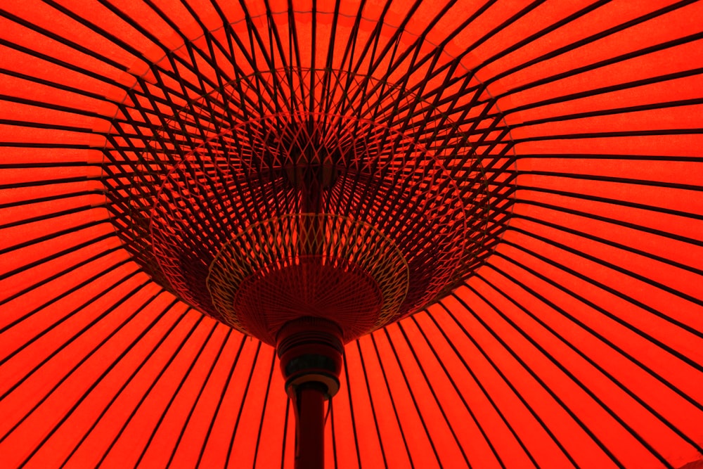 Parapluie orange et noir sur table en bois marron