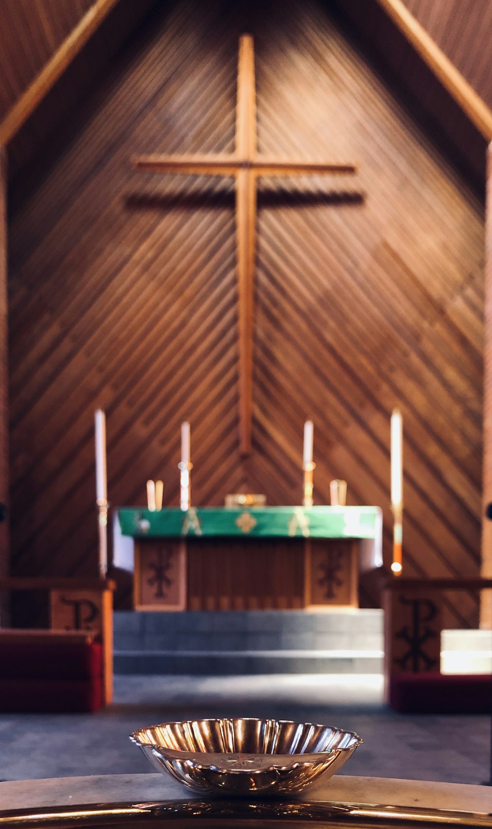 十字架のある茶色の木造教会