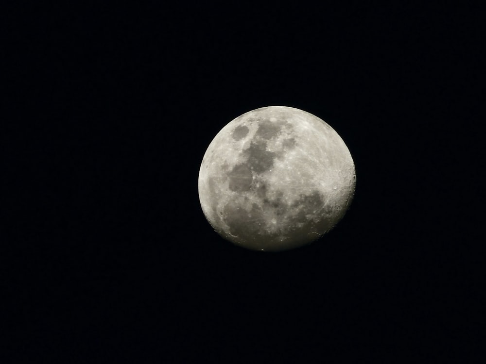 pleine lune dans le ciel nocturne sombre