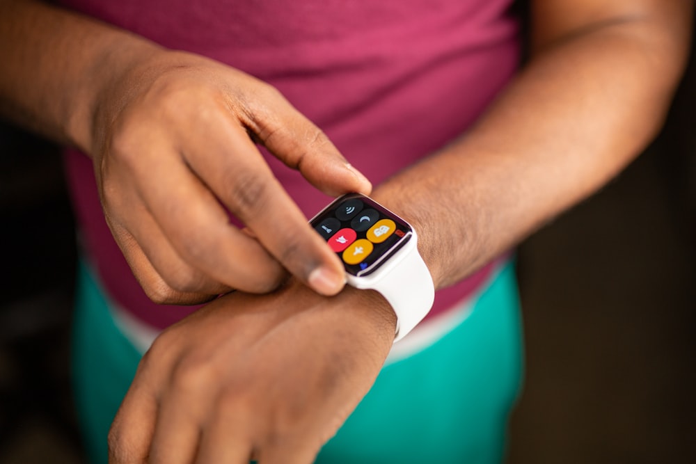 Person trägt silbernes Aluminiumgehäuse Apple Watch mit weißem Sportarmband