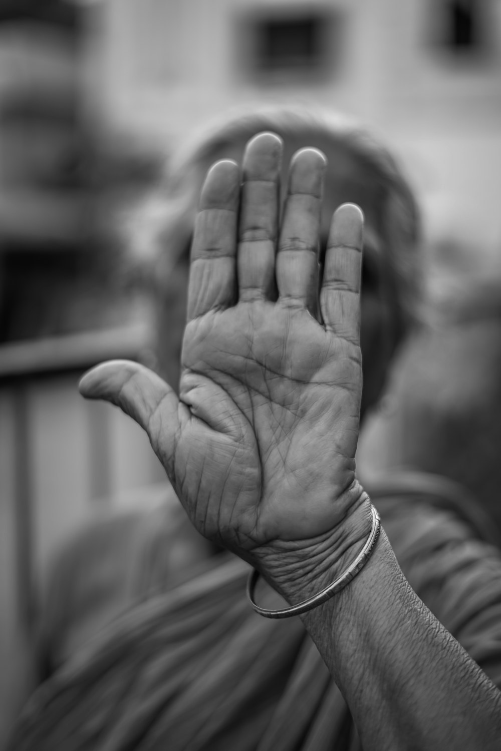 Foto en escala de grises de la palma izquierda de la mano de la mano de la mano