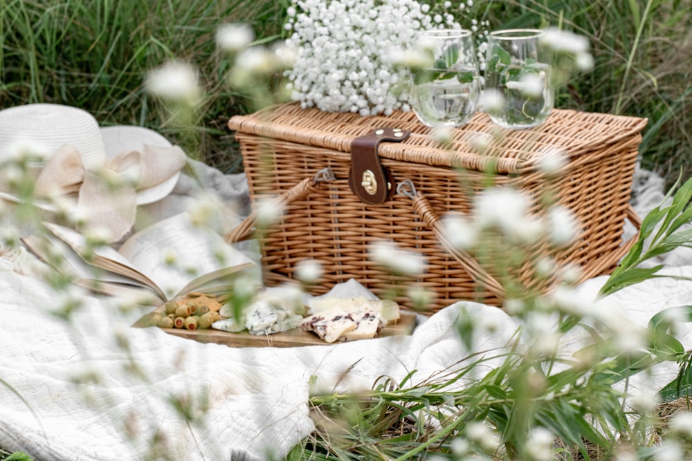 flores blancas en cesta tejida marrón