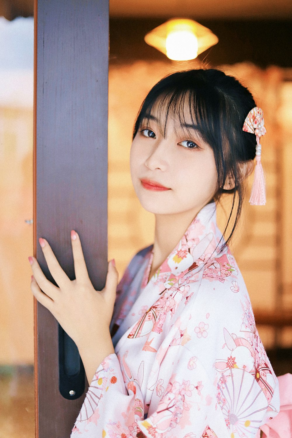 donna in kimono floreale bianco e rosso