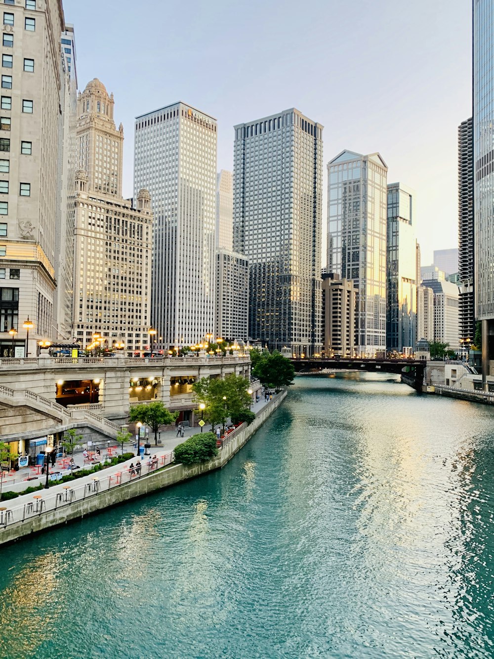 Bâtiments en béton blanc et brun près d’un plan d’eau pendant la journée