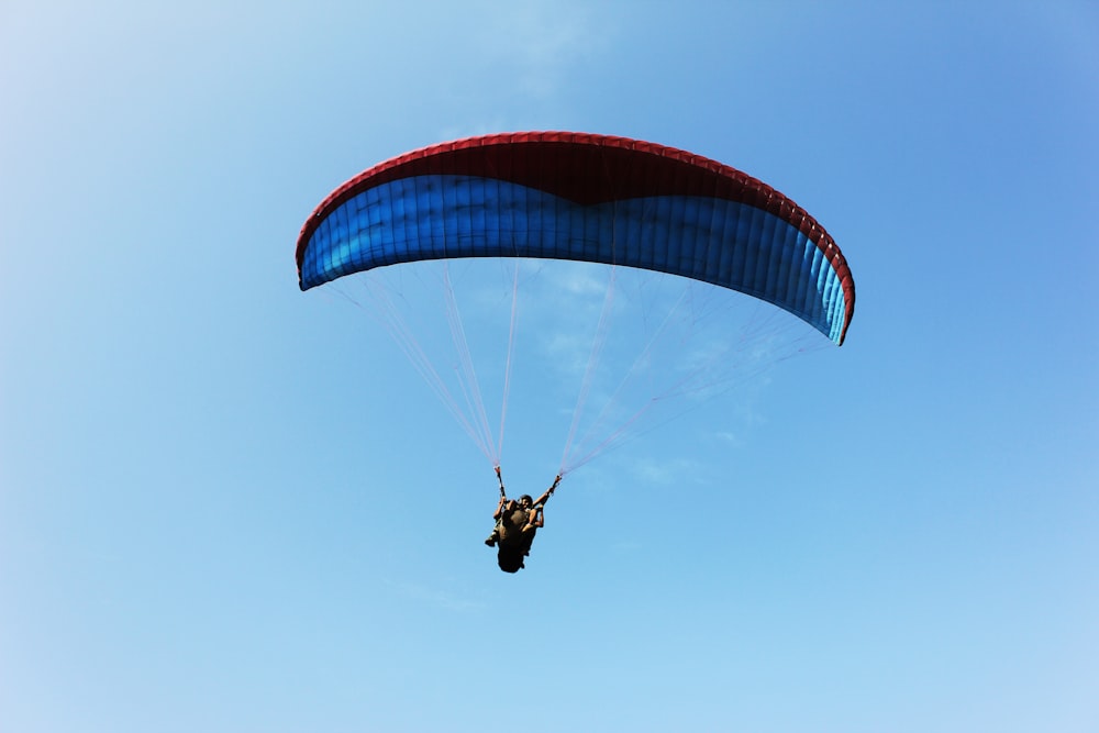 Persona en paracaídas blanco y negro