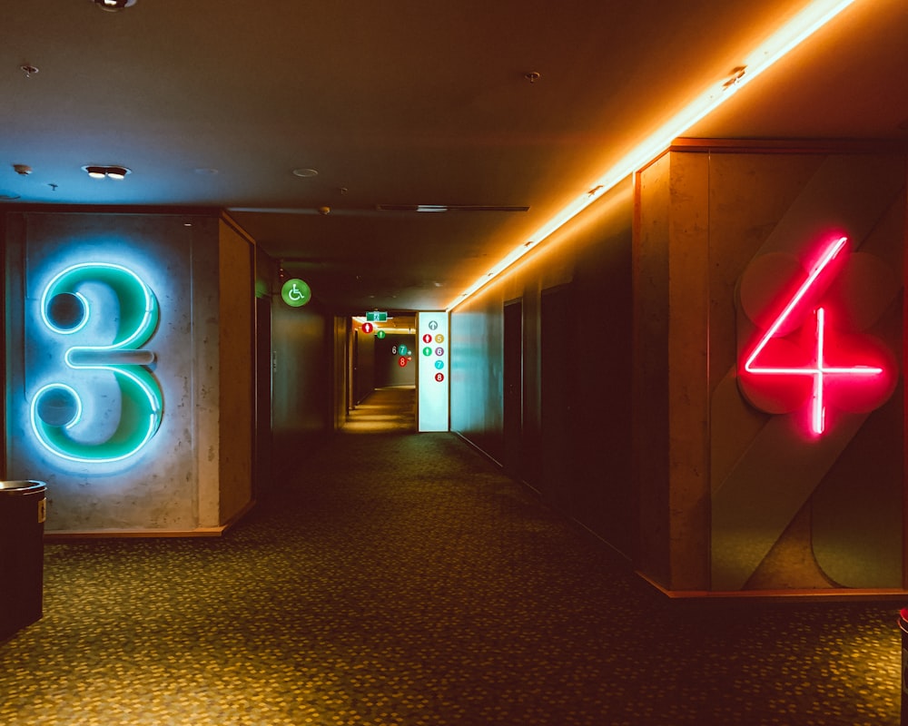 corredor com luzes acesas em uma sala