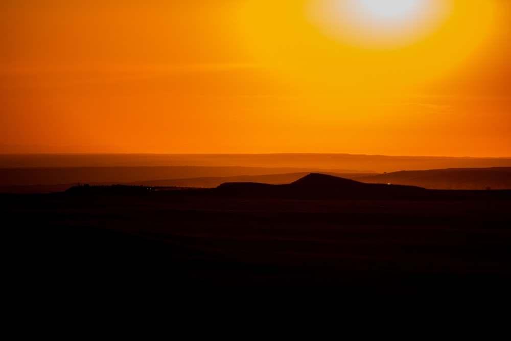 silhueta da montanha durante o pôr do sol