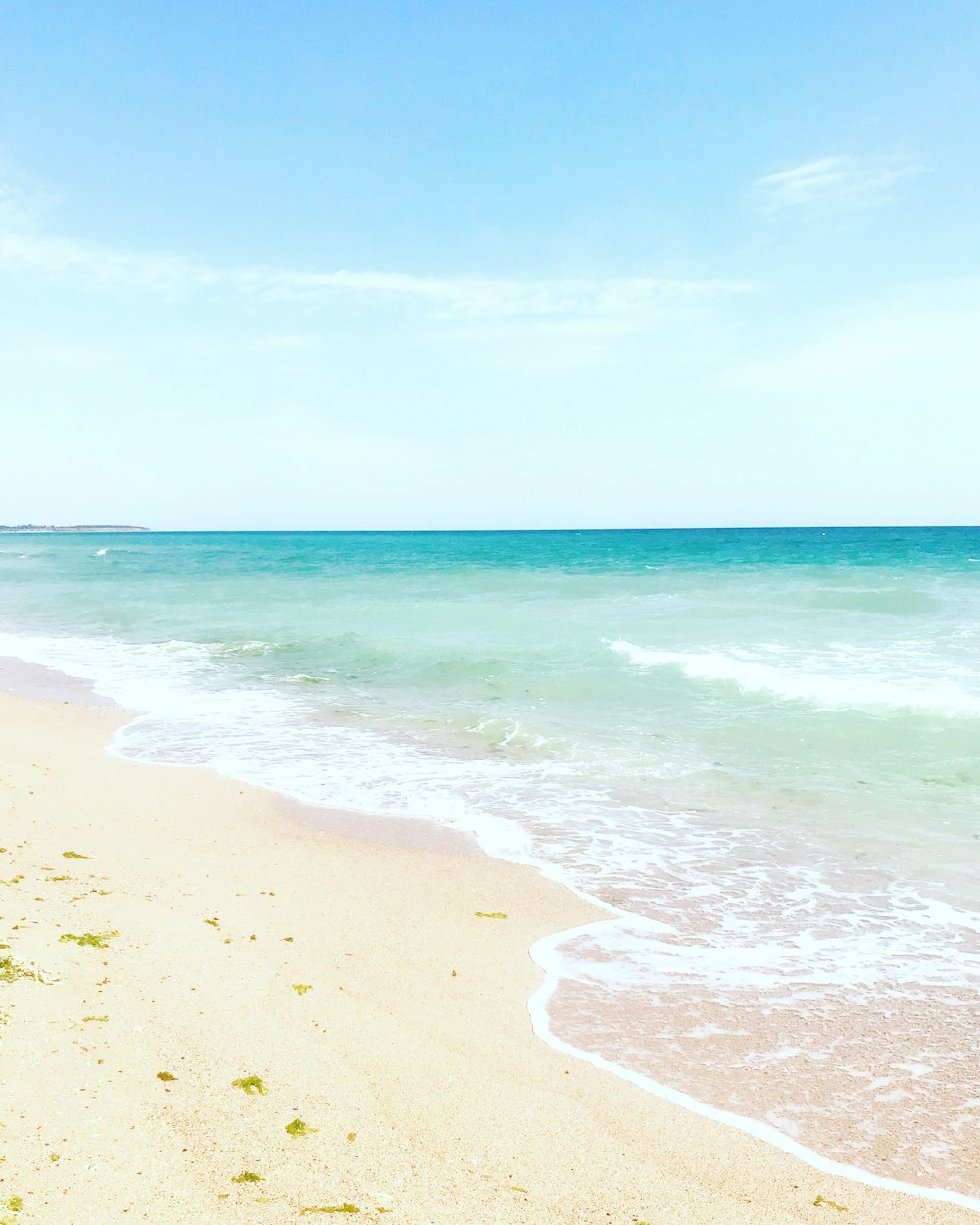 sea waves crashing on shore during daytime