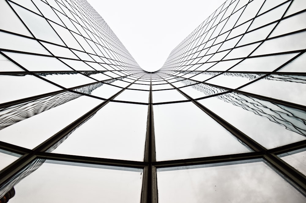 Fotografía de ángulo bajo de un edificio de metal gris