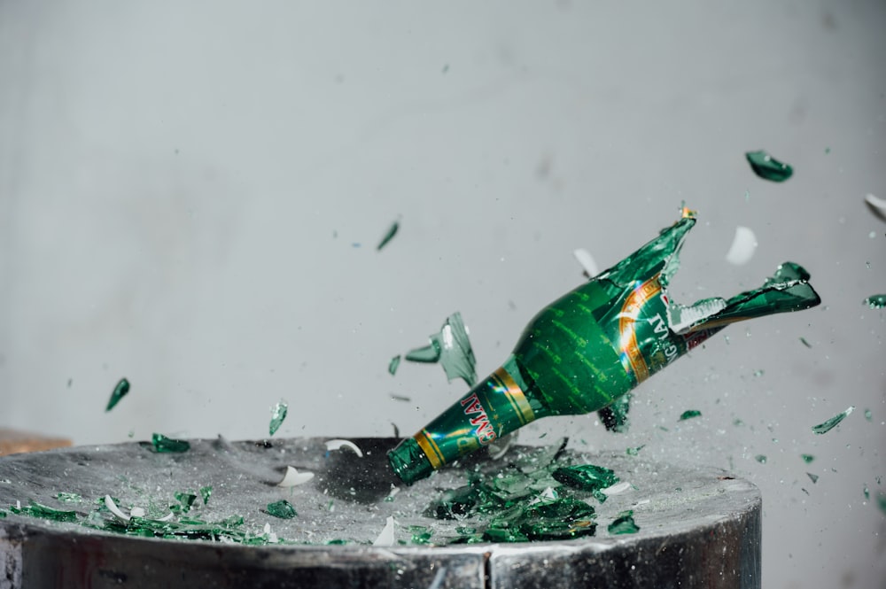 Botella de vidrio verde en agua