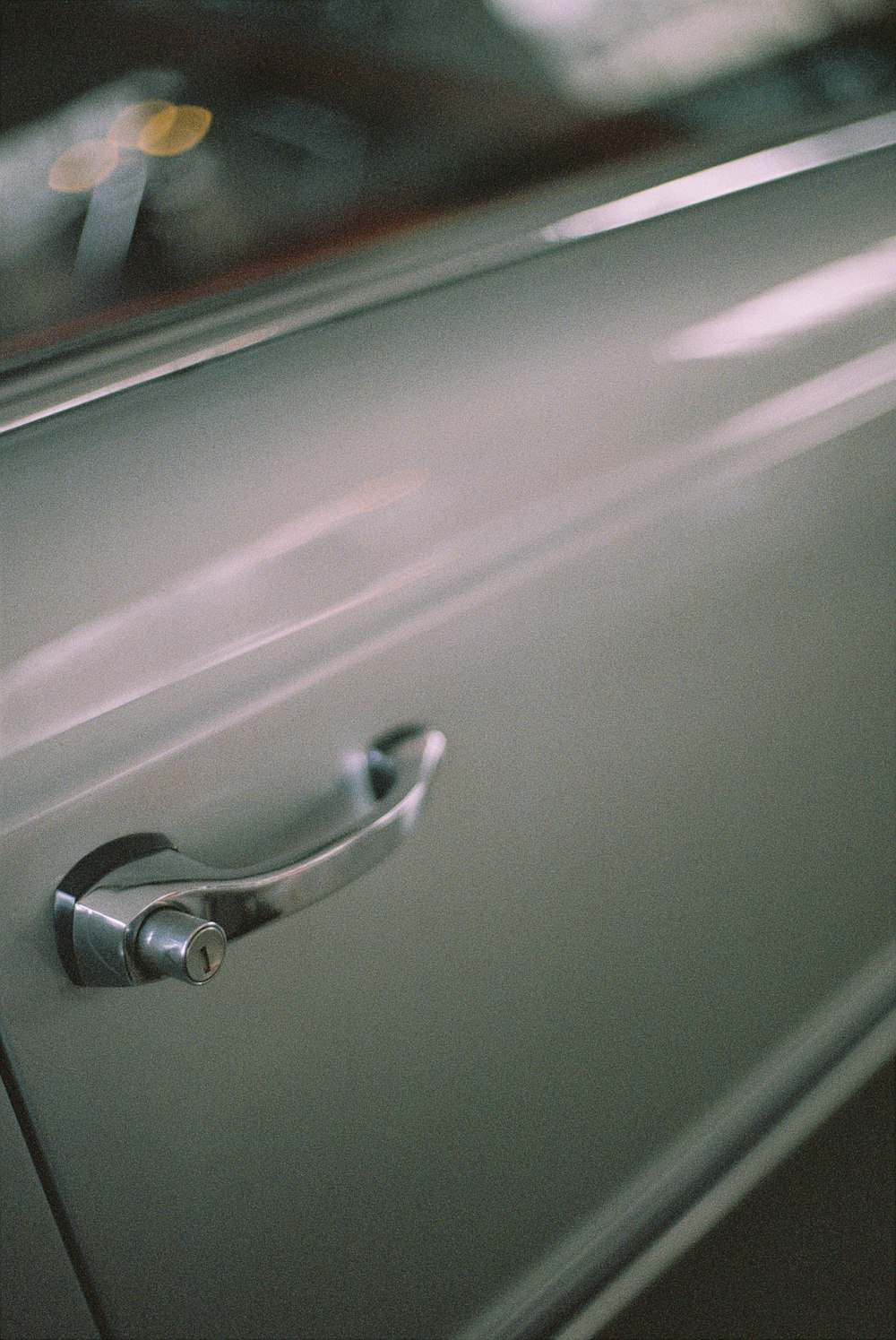 Un primer plano de la manija de una puerta en un vehículo
