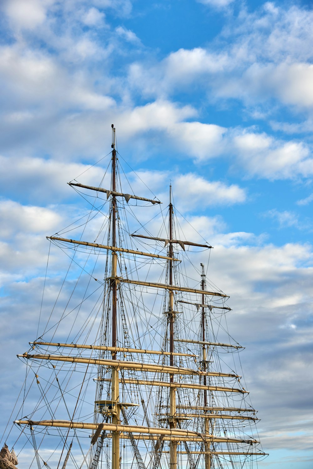 Braun-weißes Schiff auf See unter blauem Himmel tagsüber