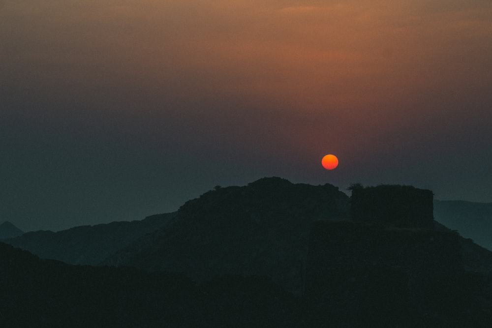 夕暮れ時の山のシルエット