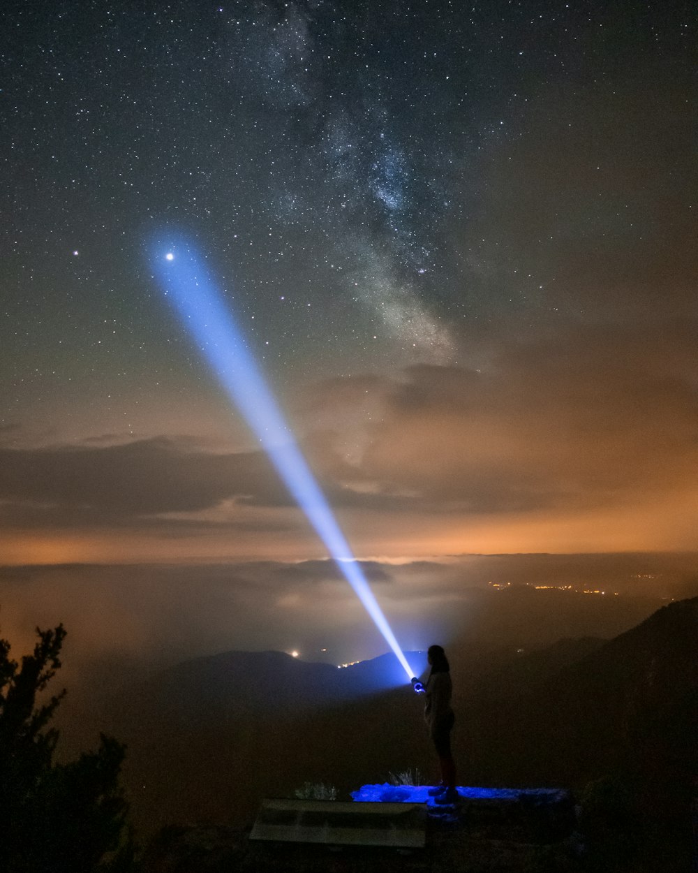Silhouette eines Mannes, der nachts auf dem Berg steht