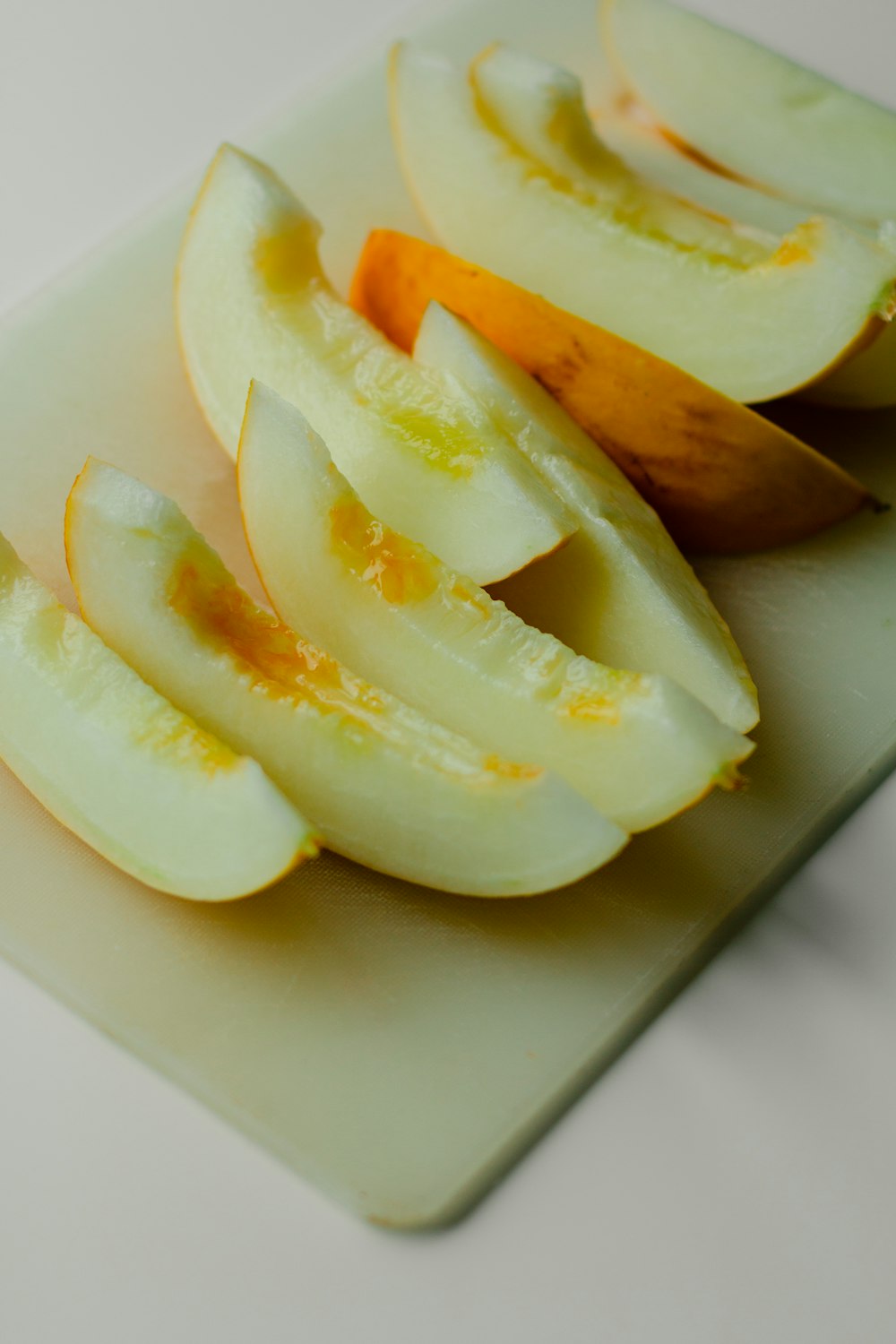 흰색 세라믹 접시에 얇게 썬 사과