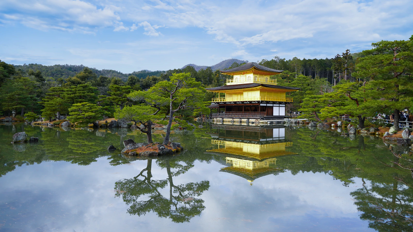 El Pabellón Dorado de Kioto reflejado en su estanque