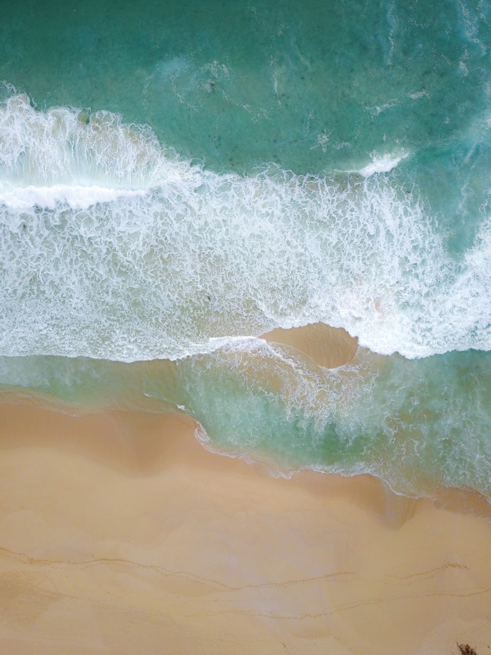 ocean waves crashing on shore during daytime