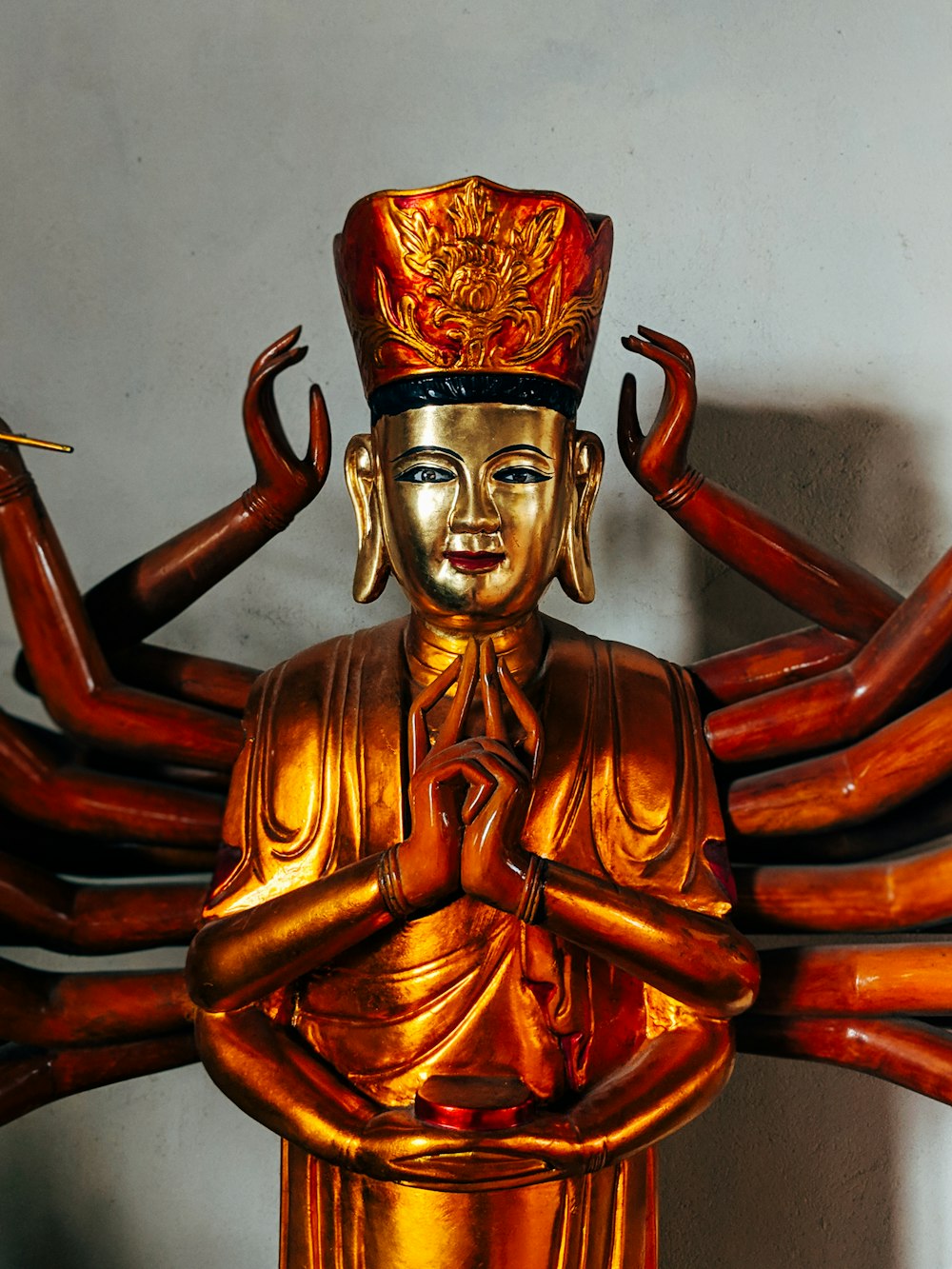 Goldene und rote hinduistische Gottheit Figur