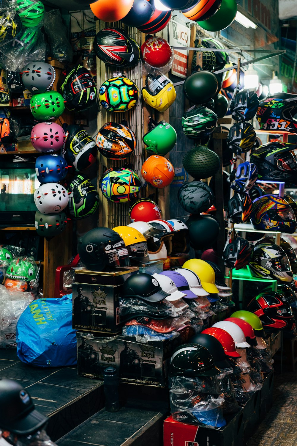 Casque de couleurs assorties en exposition