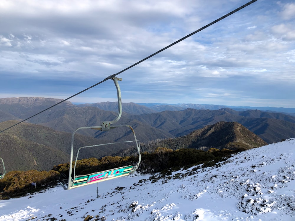 Teleférico sobre terreno cubierto de nieve durante el día