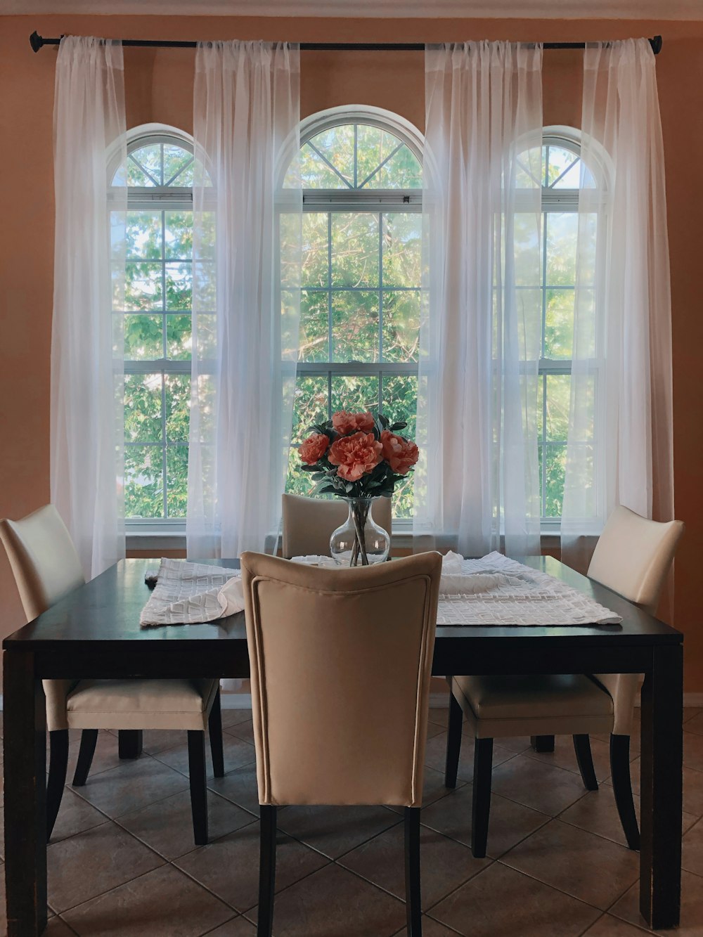 Roses rouges dans un vase sur table