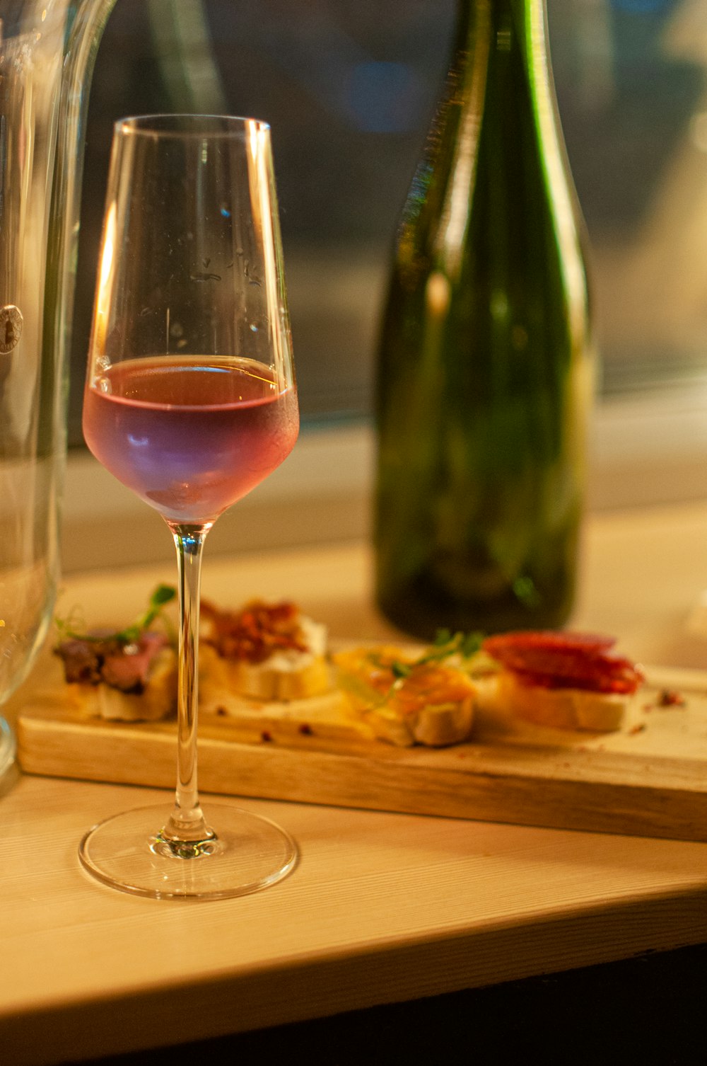 Bicchiere da vino trasparente con vino rosso su tavolo di legno marrone