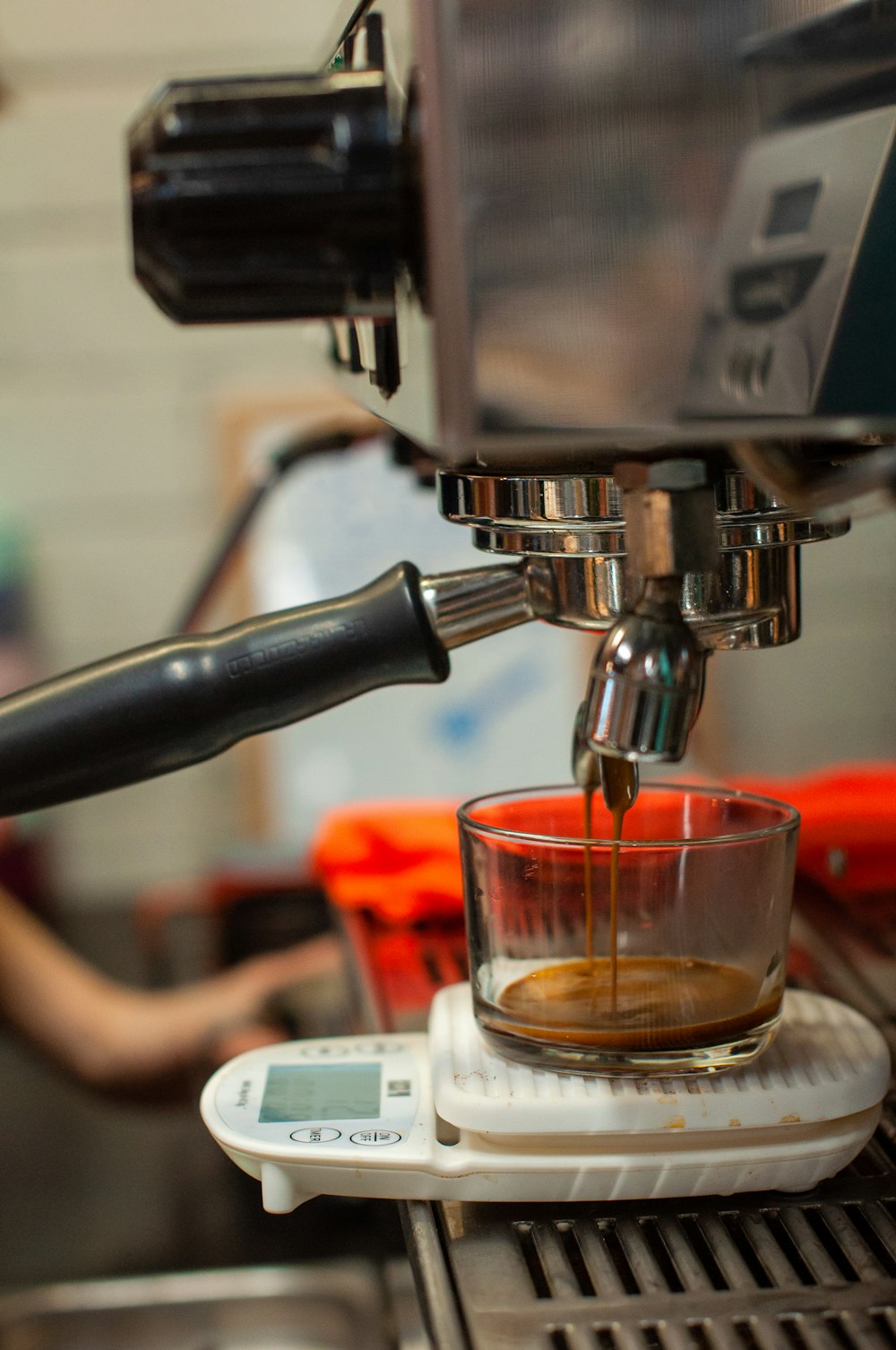 bicchiere trasparente su caffettiera d'argento