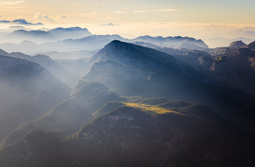 Montañas verdes y blancas bajo el cielo azul durante el día